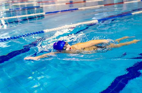 5 powodów, dla których warto wybrać szkołę pływania dla swojego dziecka